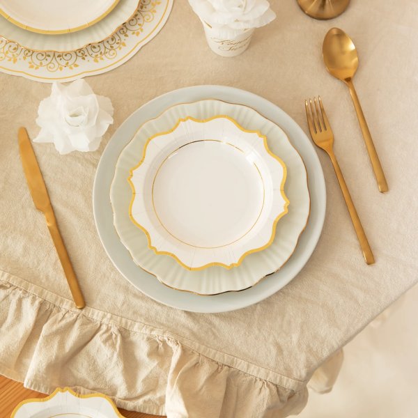 Papirtallerkener - Hvite med gullkant - 6-pakning Papirtallerkener - Hvite med gullkant - 6-pakning