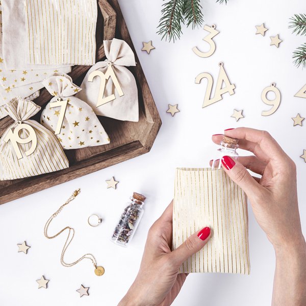 Adventskalender - Stoffposer - Gull/Tre Adventskalender - Stoffposer - Gull/Tre