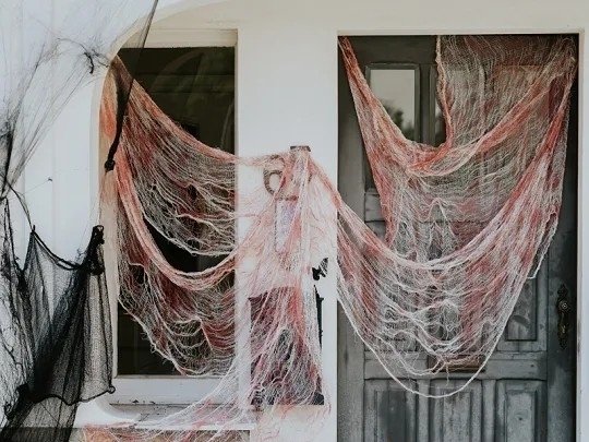 Spindelvev - 9,8 m - hvitt med blodflekker Spindelvev - 9,8 m - hvitt med blodflekker