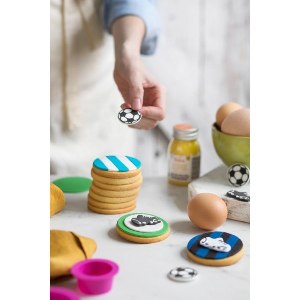 Sukkerdekorasjoner - Fotballer + Fotballsko - 6 stk Sukkerdekorasjoner - Fotballer + Fotballsko - 6 stk