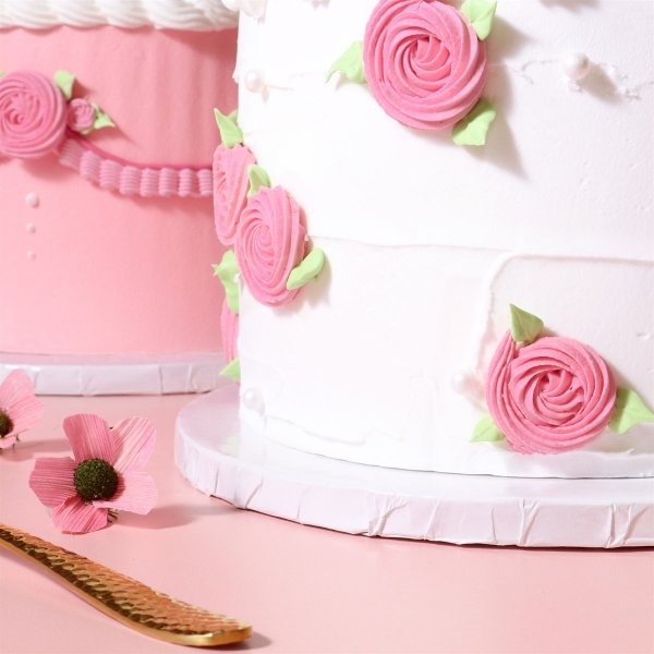 Tykt kakefat - Rundt hvitt med plissert kant - 1,2 cm tykt, 25 cm i diameter Tykt kakefat - Rundt hvitt med plissert kant - 1,2 cm tykt, 25 cm i diameter