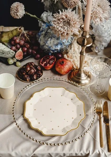 Papirtallerkener - Beige med stjerner - 21 cm Papirtallerkener - Beige med stjerner - 21 cm