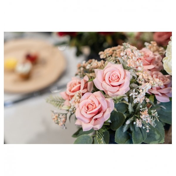Blomsterbukett - 40 cm - Rosa roser med gr�nne blader